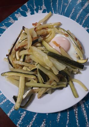 Una foto de Huevo con calabacín y patata al horno