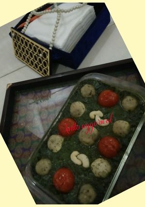 A picture of Cheese balls in creamy spinach curry#Cheese.
