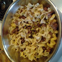 A picture of Ground Beef w/ egg noodles an sweetpeas.