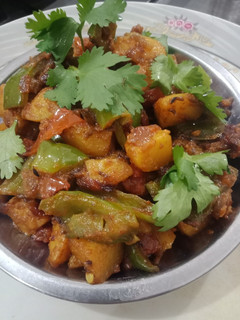 आलू शिमला मिर्च की सब्जी (Aloo Shimla Mirch ki Sabzi recipe in Hindi) रेसिपी मुख्य फोटो