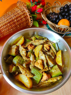 বেগুন আলু বড়ি দিয়ে পুটি মাছের ঝোল (begun alu bori diye puti macher jhol recipe in Bengali) রেসিপির প্রধান ছবি