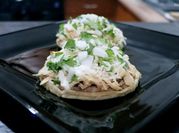Una foto de sopes de pollo
