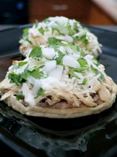 Una foto de Sopes con pollo