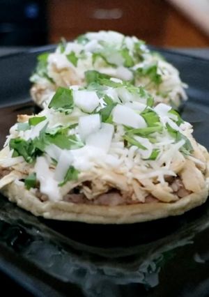 Una foto de Sopes con pollo