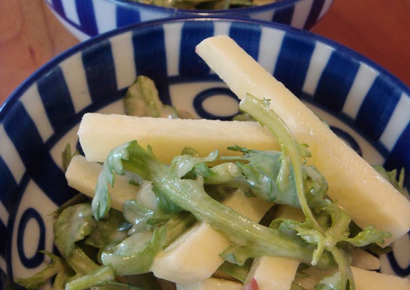 Oil-Free Apple & Chrysanthemum Leaf Salad