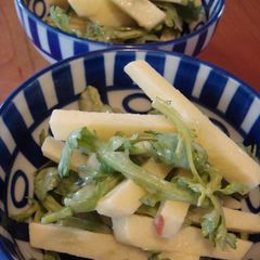 A picture of Oil-Free Apple & Chrysanthemum Leaf Salad.