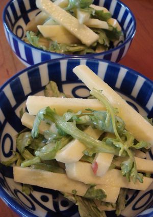 A picture of Oil-Free Apple & Chrysanthemum Leaf Salad.