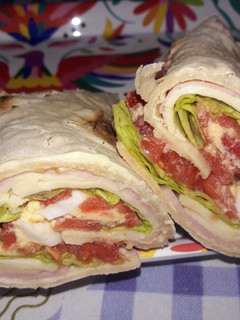 Una foto de Wraps jamón, queso y verduras🌯
