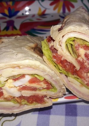 Una foto de Wraps jamón, queso y verduras🌯