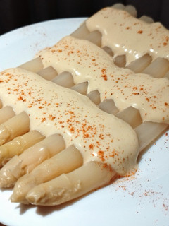 Una foto de Espárragos con mayonesa de huevo duro