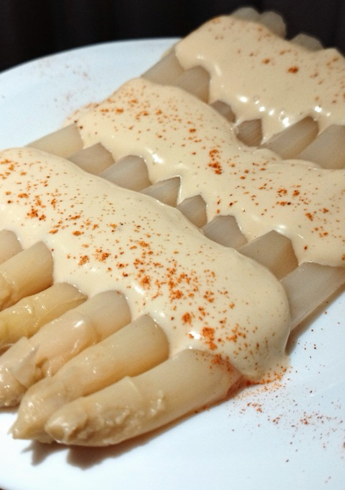 Una foto de Espárragos con mayonesa de huevo duro
