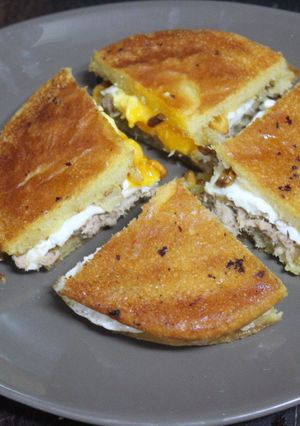 Una foto de Hamburguesa con mantequilla y atún