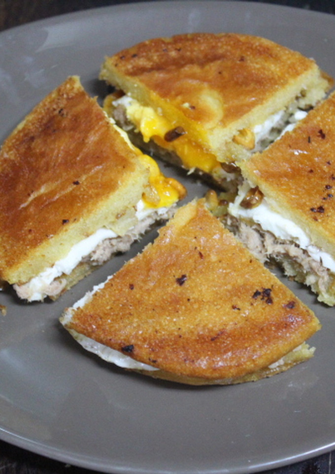 Una foto de Hamburguesa con mantequilla y atún