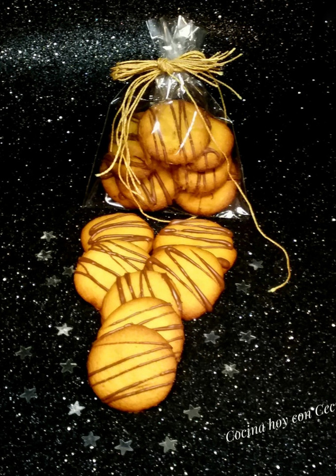 Una foto de Galletitas de mantequilla con hilos de chocolate