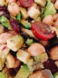 Ensalada de garbanzos y aguacate con vinagreta de miel y mostaza