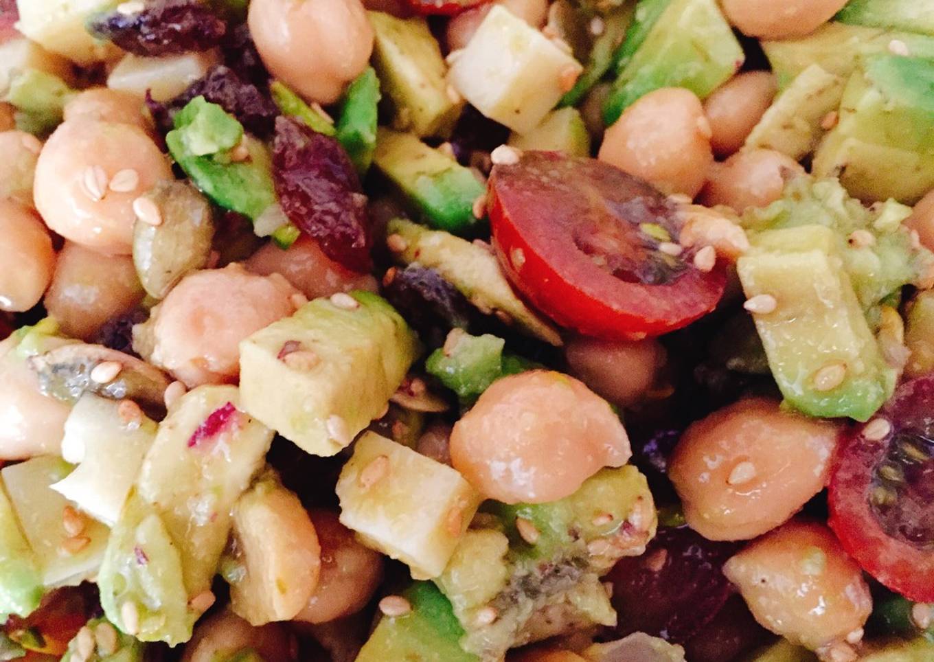 Ensalada de garbanzos y aguacate con vinagreta de miel y mostaza