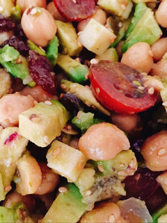Una foto de Ensalada de garbanzos y aguacate con vinagreta de miel y mostaza