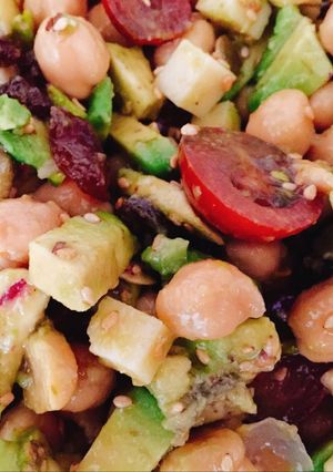 Una foto de Ensalada de garbanzos y aguacate con vinagreta de miel y mostaza