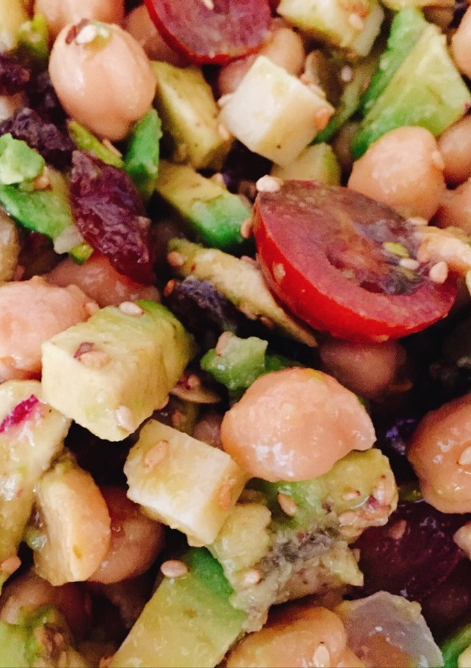 Una foto de Ensalada de garbanzos y aguacate con vinagreta de miel y mostaza