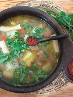 Una foto de Sopa de carne Rosa 🌹 🍵