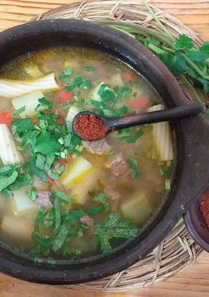 Una foto de Sopa de carne Rosa 🌹 🍵