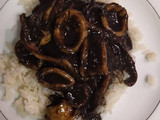 Calamares encebollados en tinta con arroz blanco