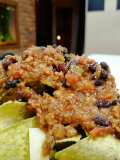 Una foto de Chili de carne con cerveza coronita
