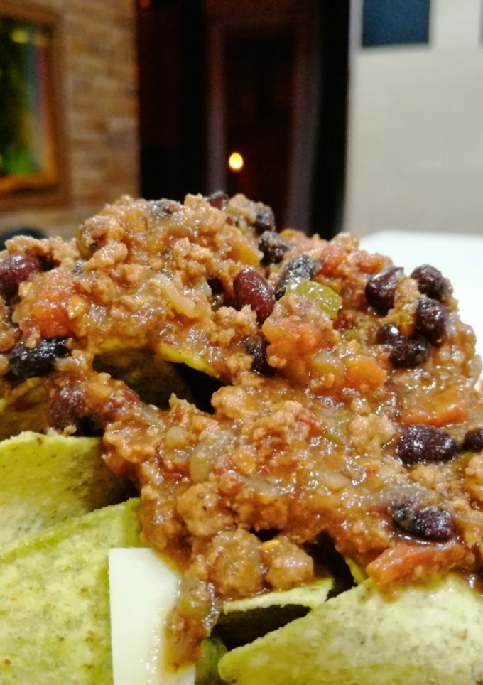 Una foto de Chili de carne con cerveza coronita