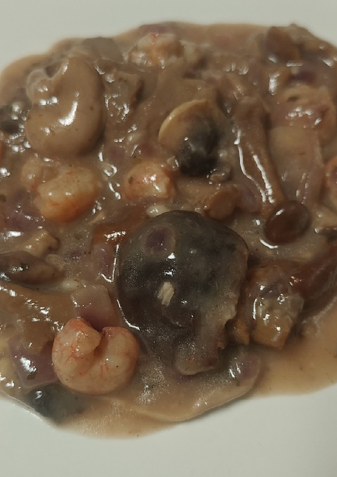 Una foto de Setas con gambas en salsa
