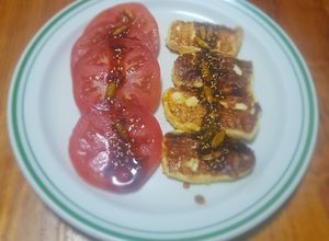 Una foto de Queso panela asado con salsa macha