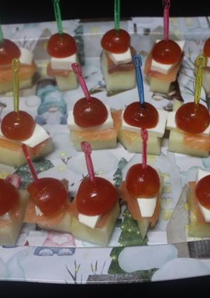 Foto principal de Salmón con melón, queso y tomate