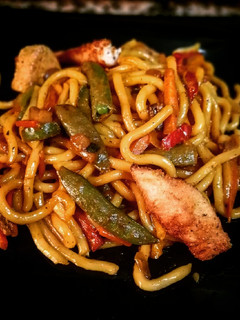 Una foto de Fideos Udon con pavo y verduras