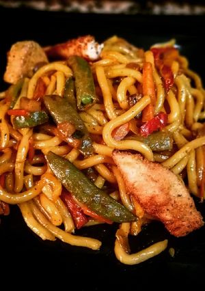 Una foto de Fideos Udon con pavo y verduras