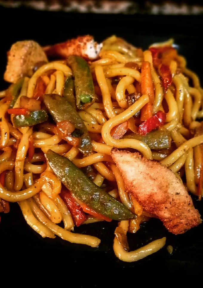 Una foto de Fideos Udon con pavo y verduras