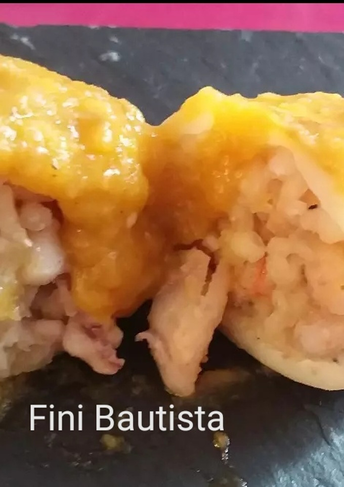 Una foto de Calamares rellenos de arroz y gambas
