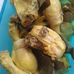A picture of Ayam ungkep bumbu kuning.
