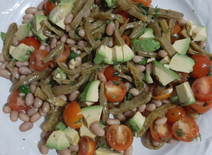 Una foto de Ensalada de nopal y frijoles