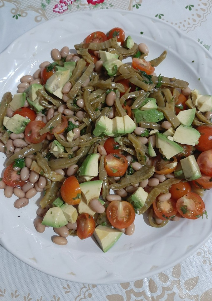 Una foto de Ensalada de nopal y frijoles