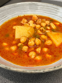 Una foto de Guiso de garbanzos, langostinos y sepia en olla de cocción lenta