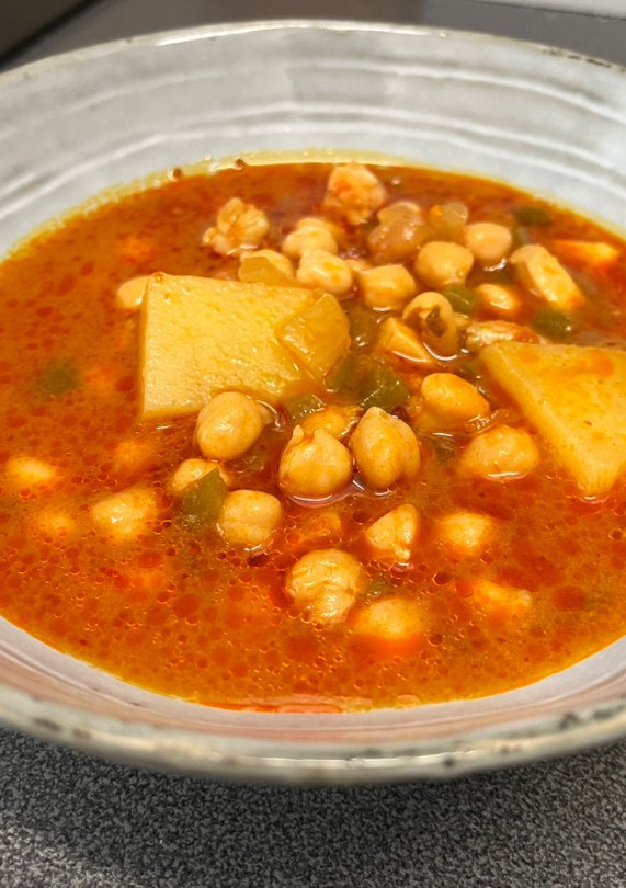 Una foto de Guiso de garbanzos, langostinos y sepia en olla de cocción lenta