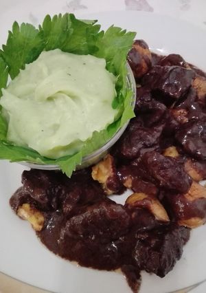 Una foto de Ciervo marinado con puré de apio