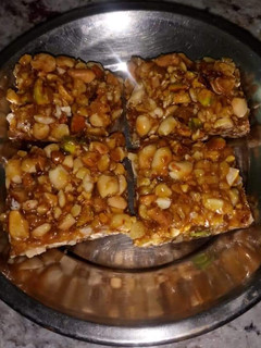 நட்ஸ் கேரமல் பர்பி செய்முறை முக்கிய புகைப்படம்