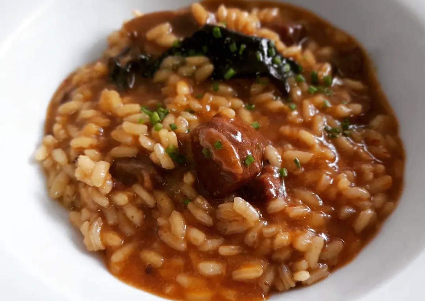 Arroz meloso de carrilleras al Oporto con surtido de setas