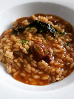 Una foto de Arroz meloso de carrilleras al Oporto con surtido de setas