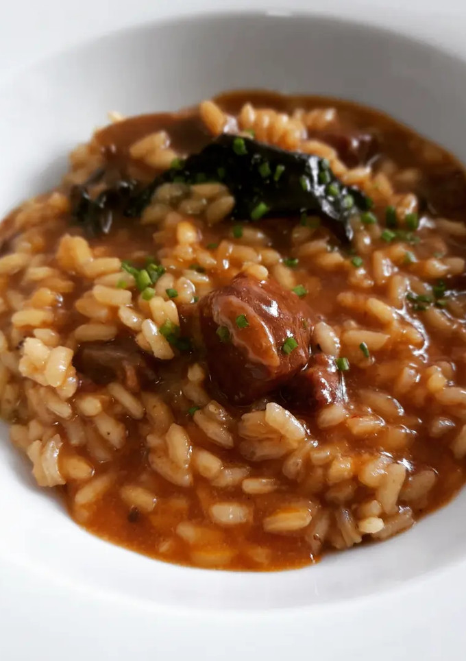 Una foto de Arroz meloso de carrilleras al Oporto con surtido de setas
