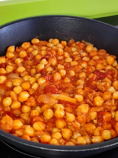 Una foto de Garbanzos con atún y pimientos; Receta de Aprovechamiento