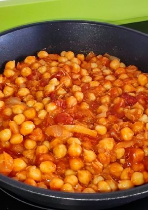 Una foto de Garbanzos con atún y pimientos; Receta de Aprovechamiento