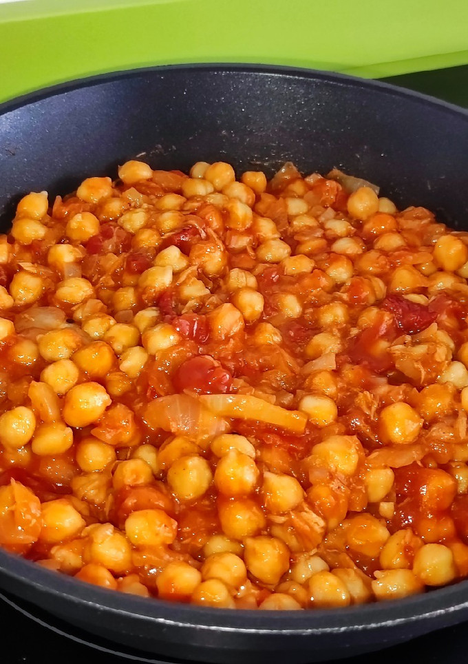 Una foto de Garbanzos con atún y pimientos; Receta de Aprovechamiento