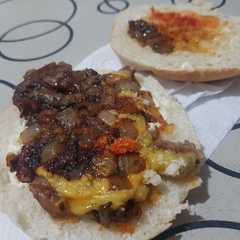 Una foto de Hamburguesas de roast beef 💕