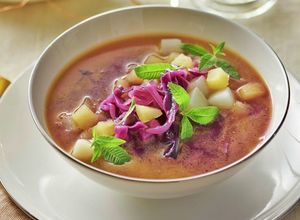 Foto principal de Sopa de col lombarda. Exquisita
